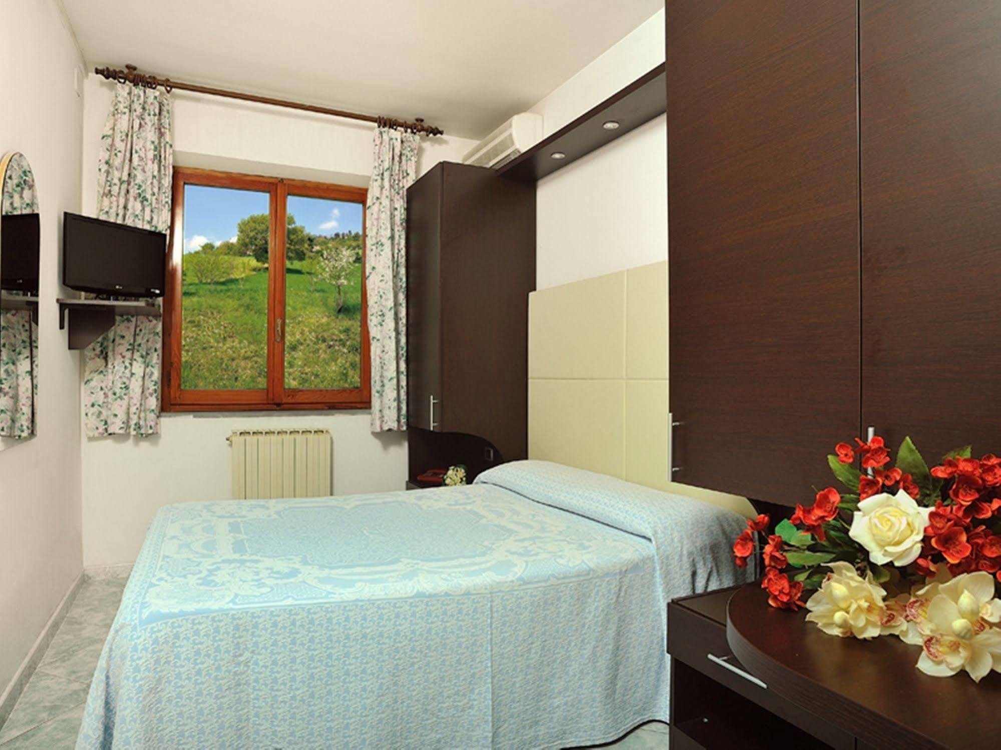 Hotel La Meridiana Урбино Экстерьер фото