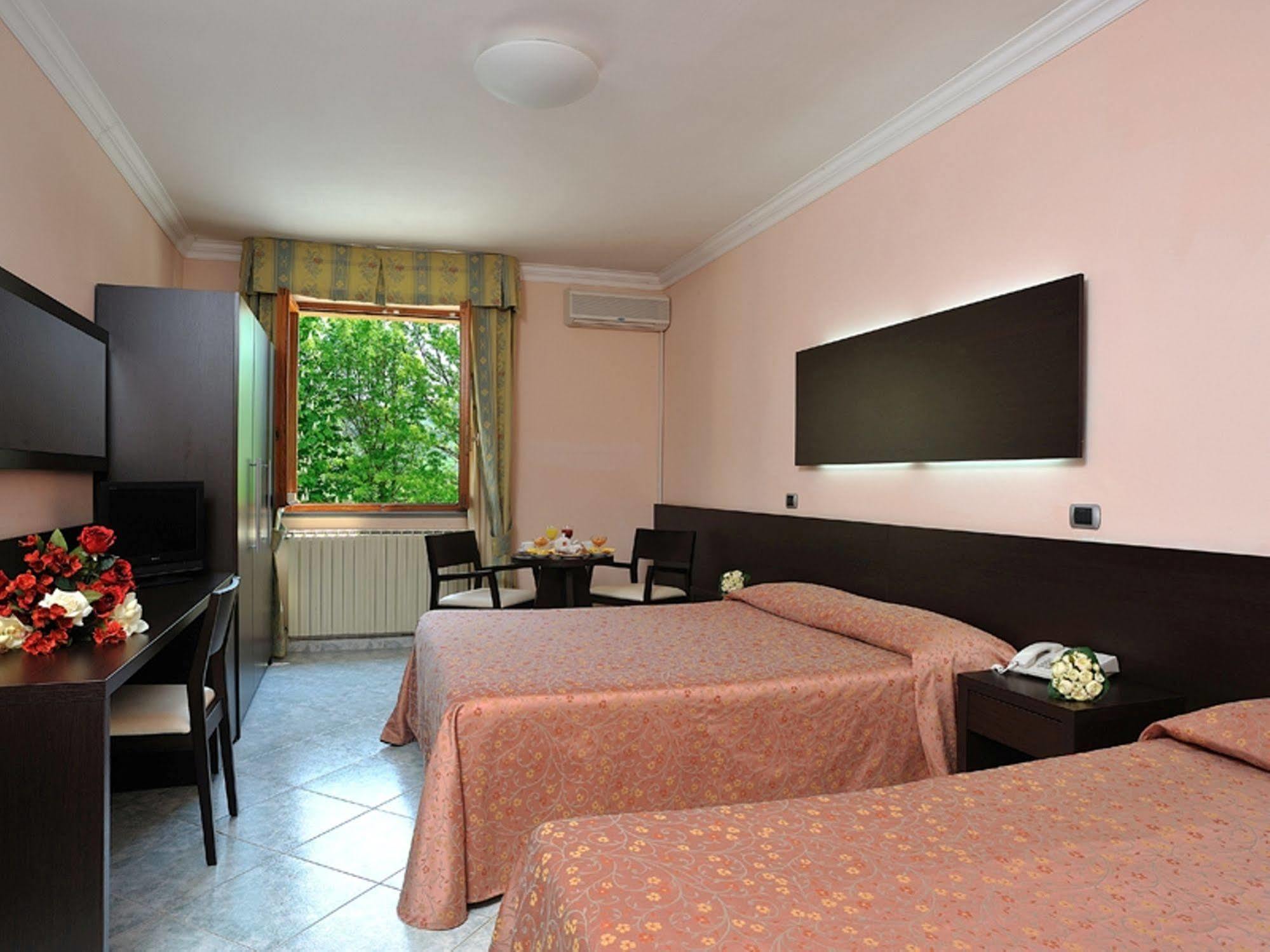 Hotel La Meridiana Урбино Экстерьер фото