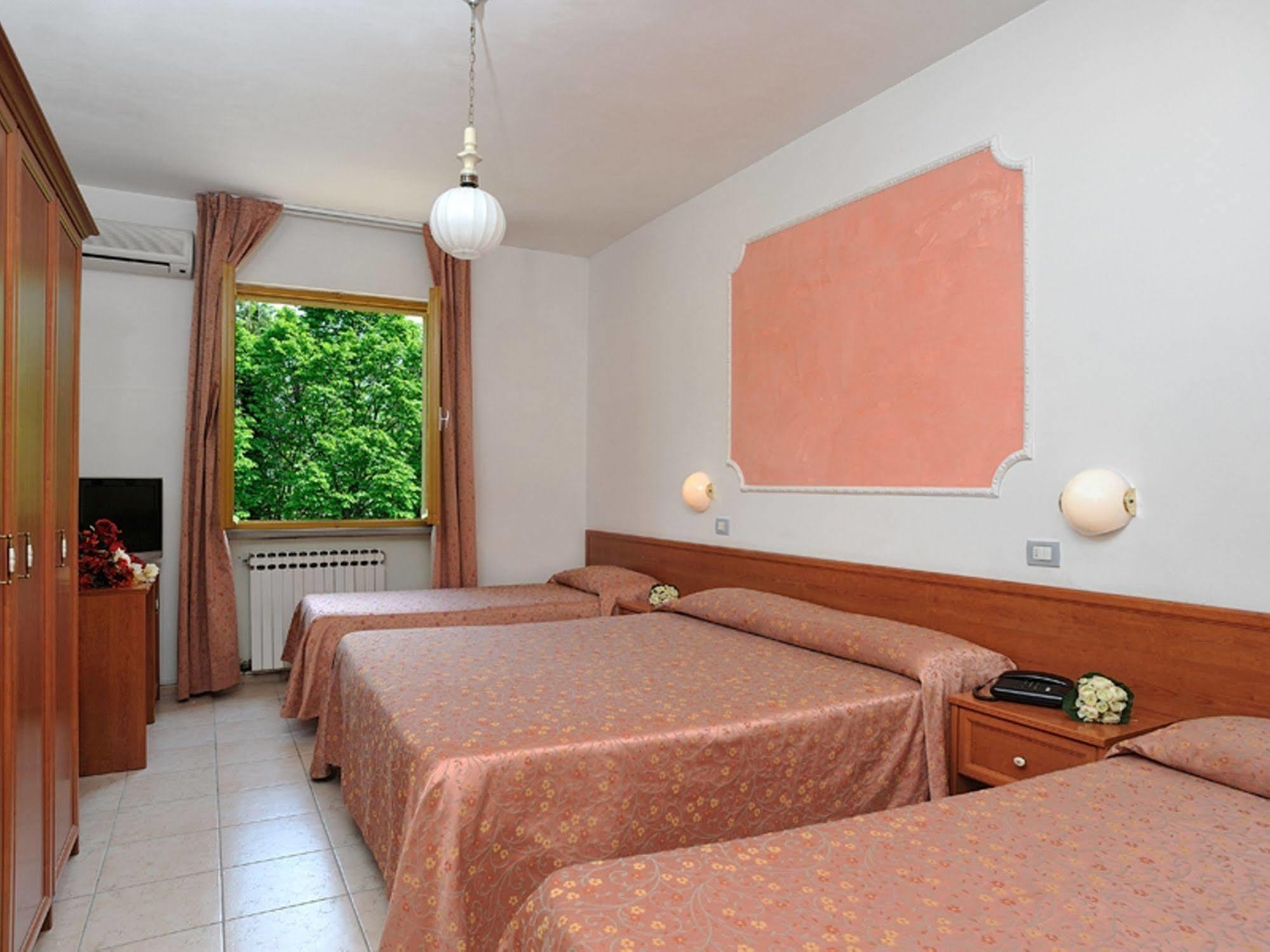 Hotel La Meridiana Урбино Экстерьер фото