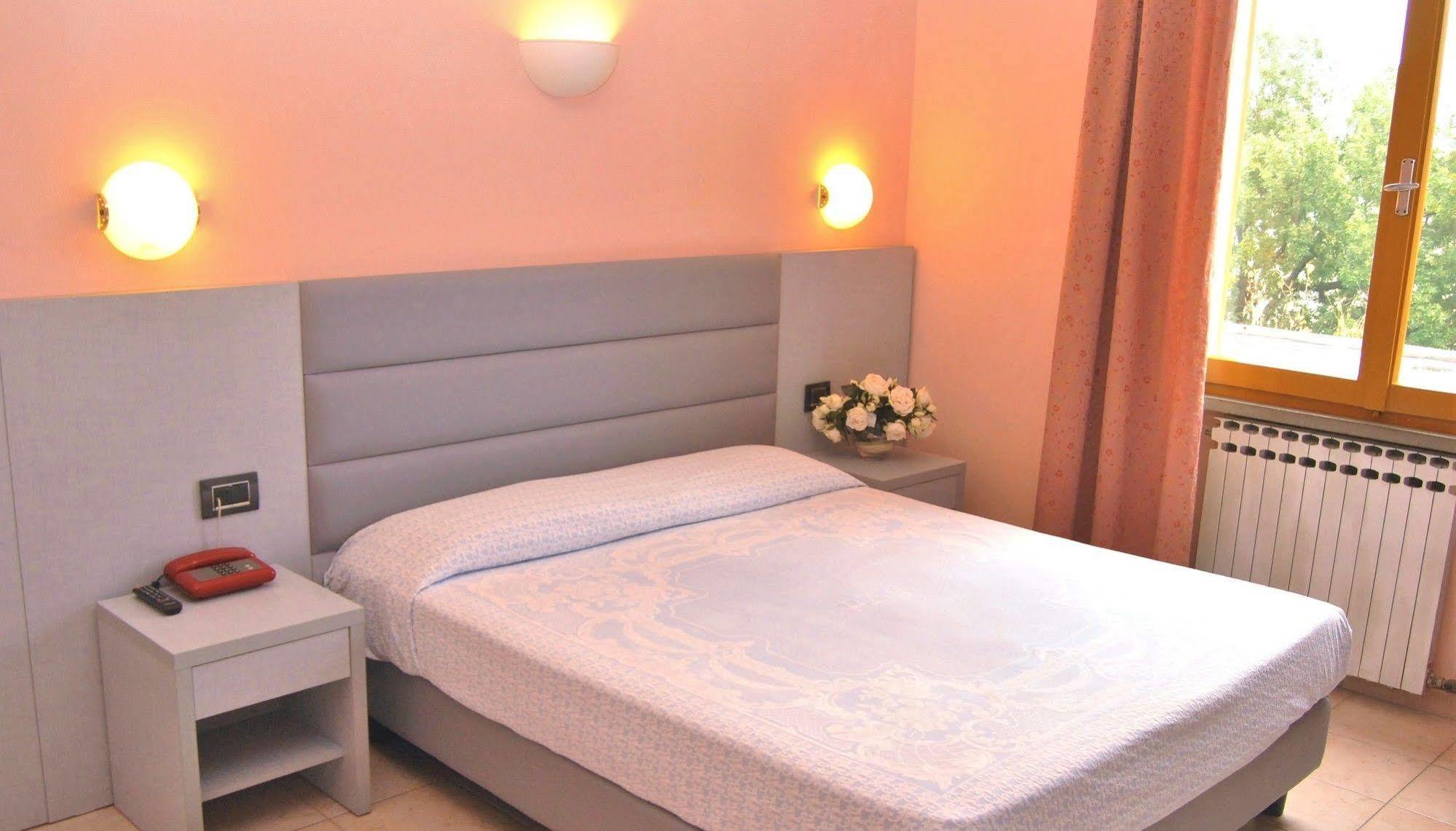 Hotel La Meridiana Урбино Экстерьер фото